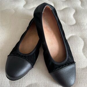 Vionic Women's Black and Gray Flats